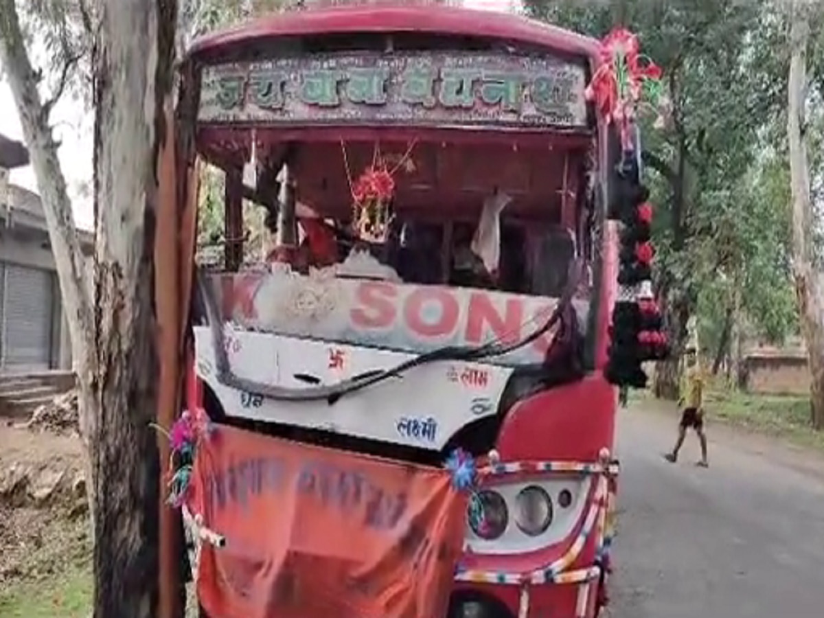 Bihar: जमुई में कांवड़ियों से भरी बस पेड़ से टकराई, 46 यात्री घायल, अस्पताल में भर्ती