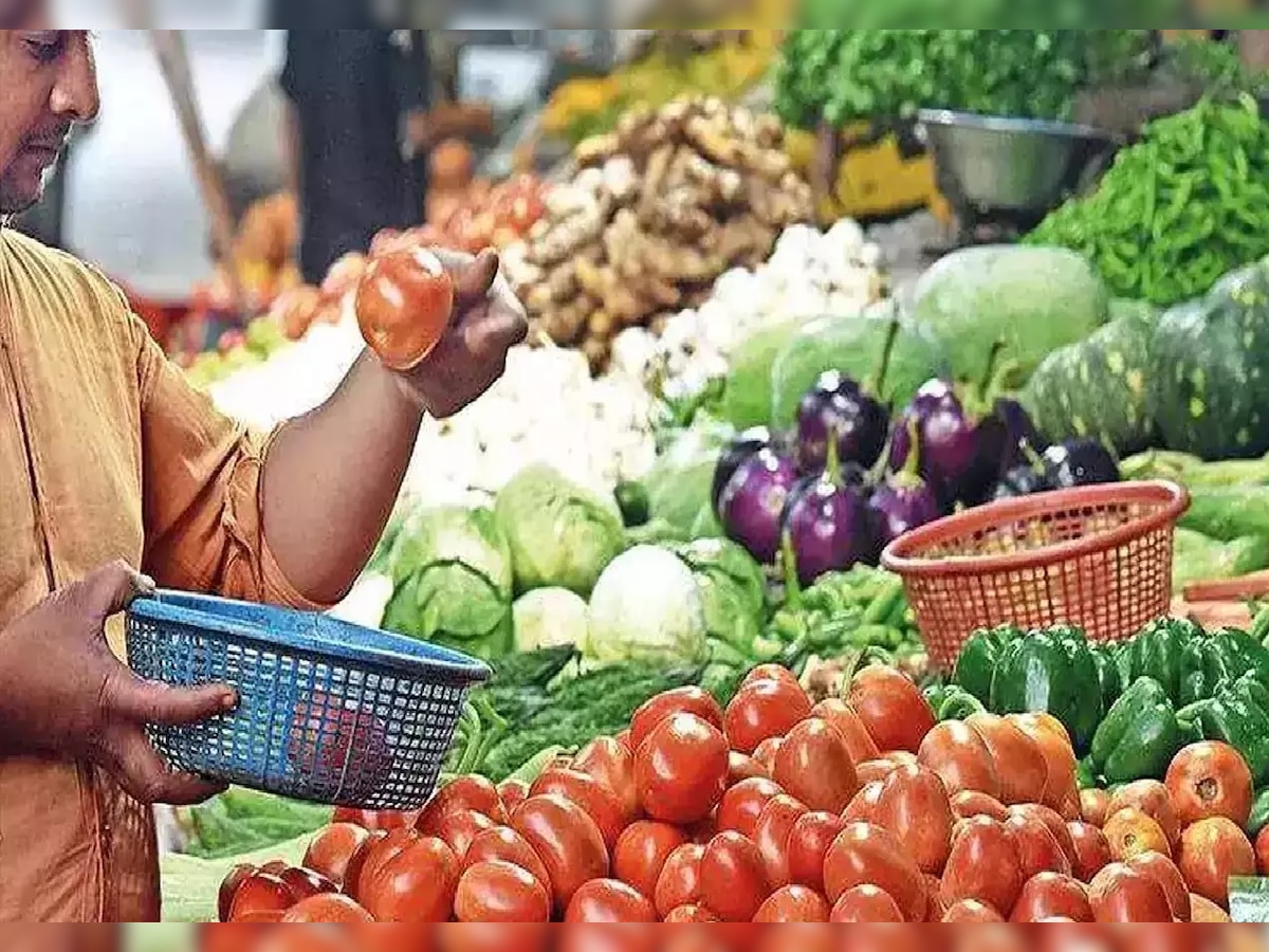 Vegetable Prices Hike: दिल्ली में 200 रुपये तक पहुंचे टमाटर के दाम, अदरक, मिर्च भी कई गुना महंगे