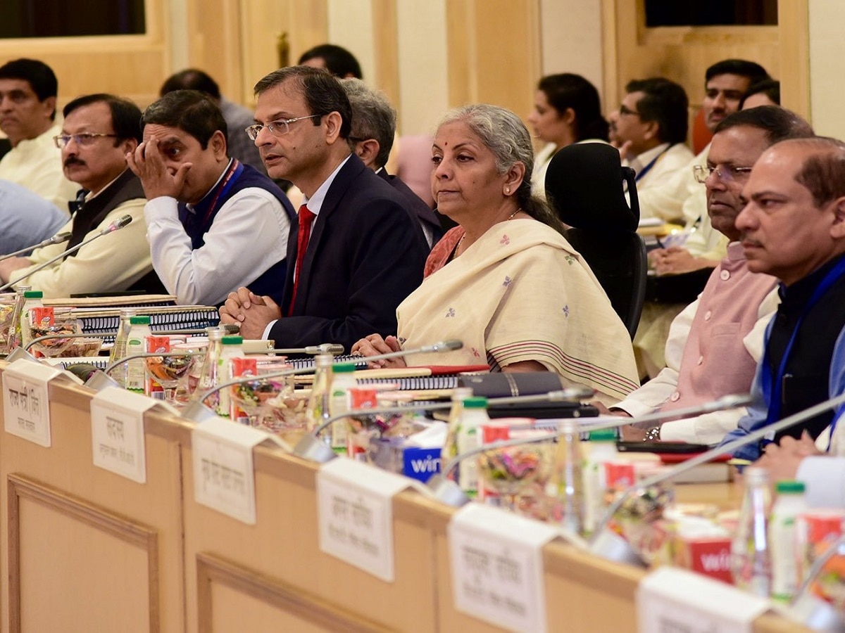 GST Meeting: शुरू हुई जीएसटी परिषद की 50वीं बैठक, वित्तमंत्री सीतारमण घटा सकती हैं Tax!