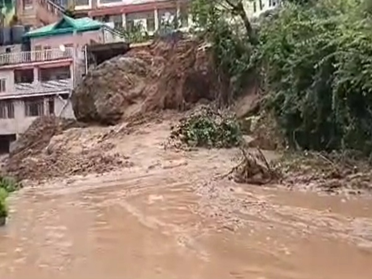 Himachal Pradesh Weather: जगह-जगह ढह रहे पहाड़, बिलासपुर और सोलन में बुरा हाल