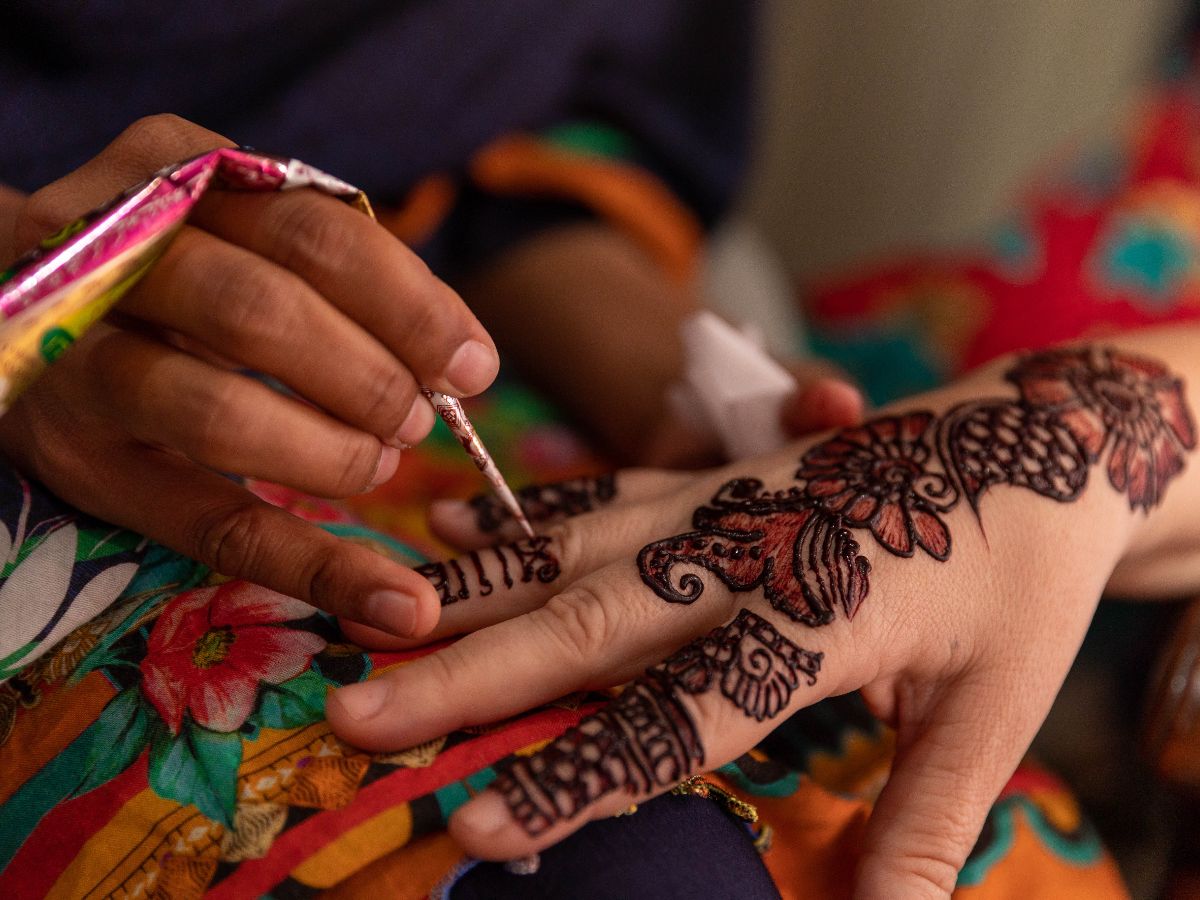 छोटी उंगलियों के लिए बेहद खास हैं मेहंदी के ये खूबसूरत डिजाइंस | mehndi  designs for small fingers of hand | HerZindagi