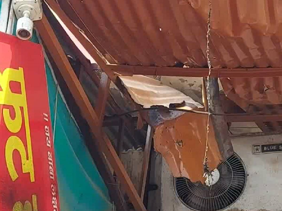 Rohtak News: सब्जी मंडी में AC ठीक करते समय फटा कंप्रेसर, 2 KM तक सुनाई दिया धमाका, मकैनिक घायल Rohtak News: सब्जी मंडी में AC ठीक करते समय फटा कंप्रेसर, 2 KM तक सुनाई दिया धमाका, मकैनिक घायल