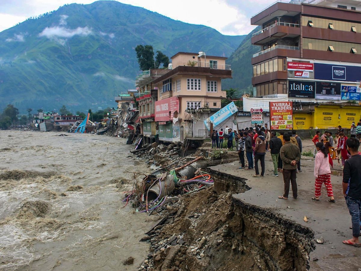 मानसून का कहर: हिमाचल में 31 मौतें, दिल्ली-UK में बाढ़ के हालात का सामना करने को तैयार वायुसेना