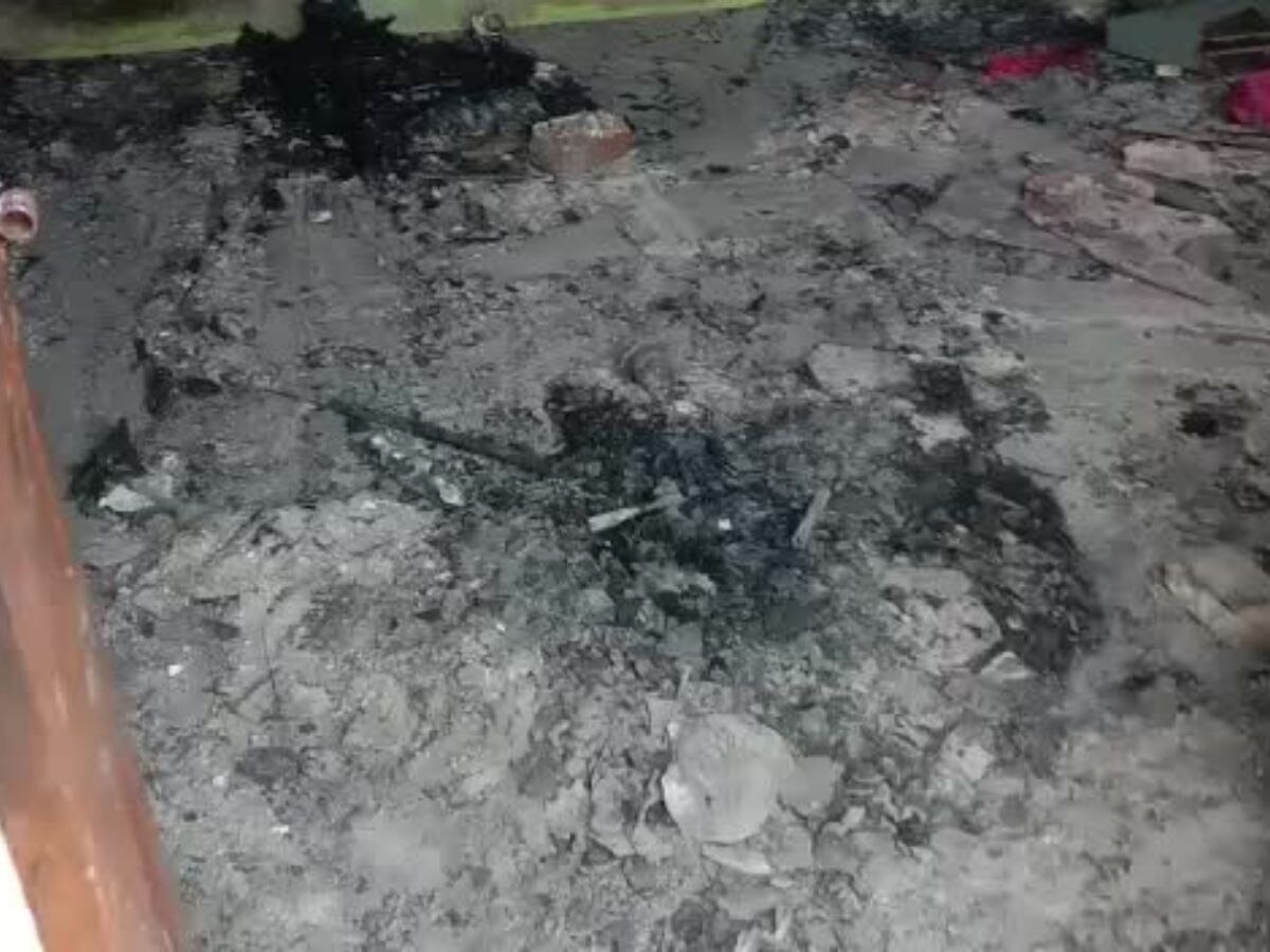 Alwar news: कुल्हाड़ी लेकर घूम रहा कलयुगी पुत्र, जलाया घर, परिवार ने दर्ज कराई FIR 