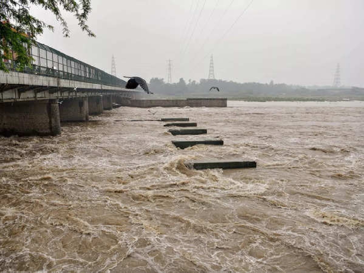 Yamuna Water Level: यमुना के जलस्तर ने तोड़ा 45 साल का रिकॉर्ड, CM केजरीवाल ने बुलाई आपात बैठक