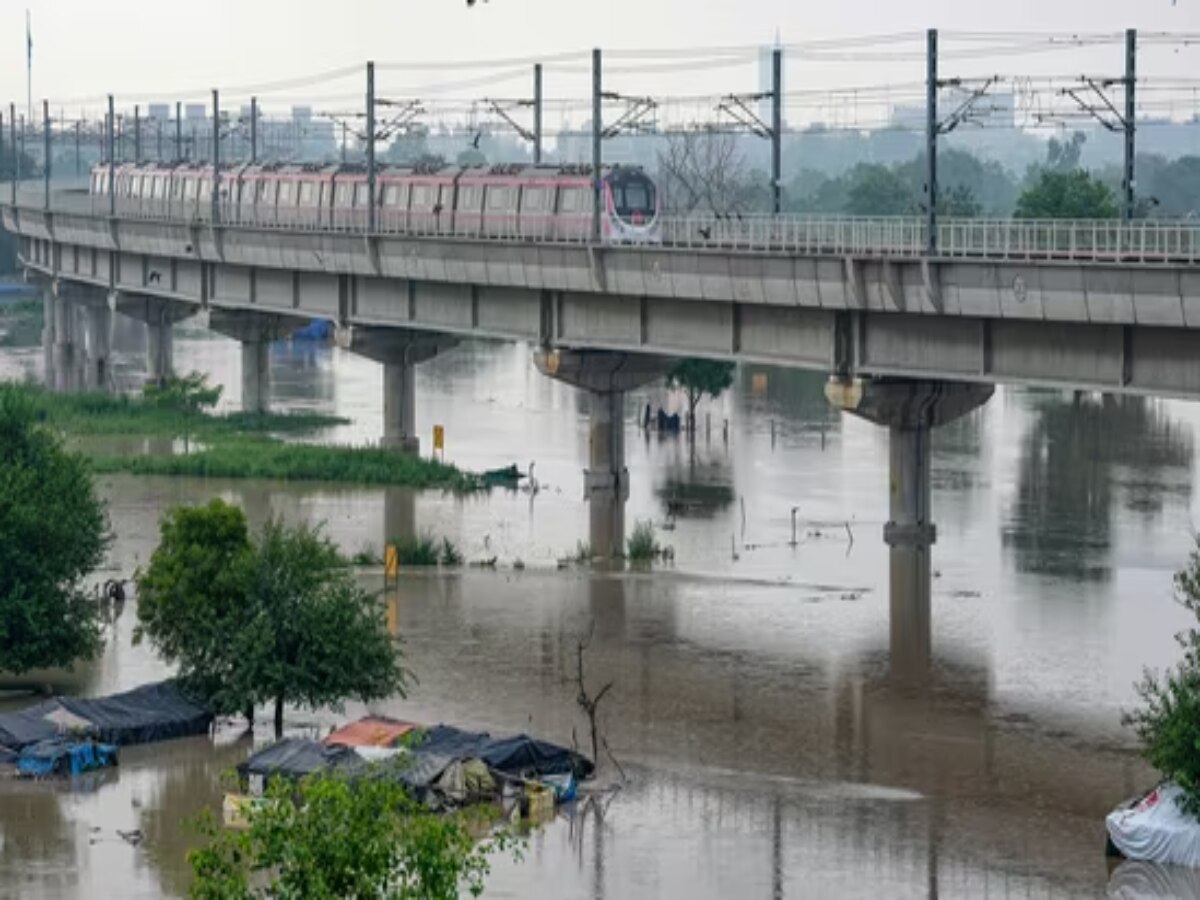 Delhi Floods: हे यमुना! ये कैसा कहर? जहां जाते थे पैदल, वहां जा रही नाव, पानी से लबालब क्या शहर क्या गांव