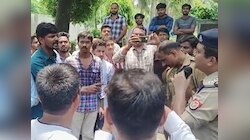 इलाहाबाद यूनिवर्सिटी में छात्र की मौत पर बवाल, सड़क जामकर तोड़फोड़, फाइलें फाड़ीं  