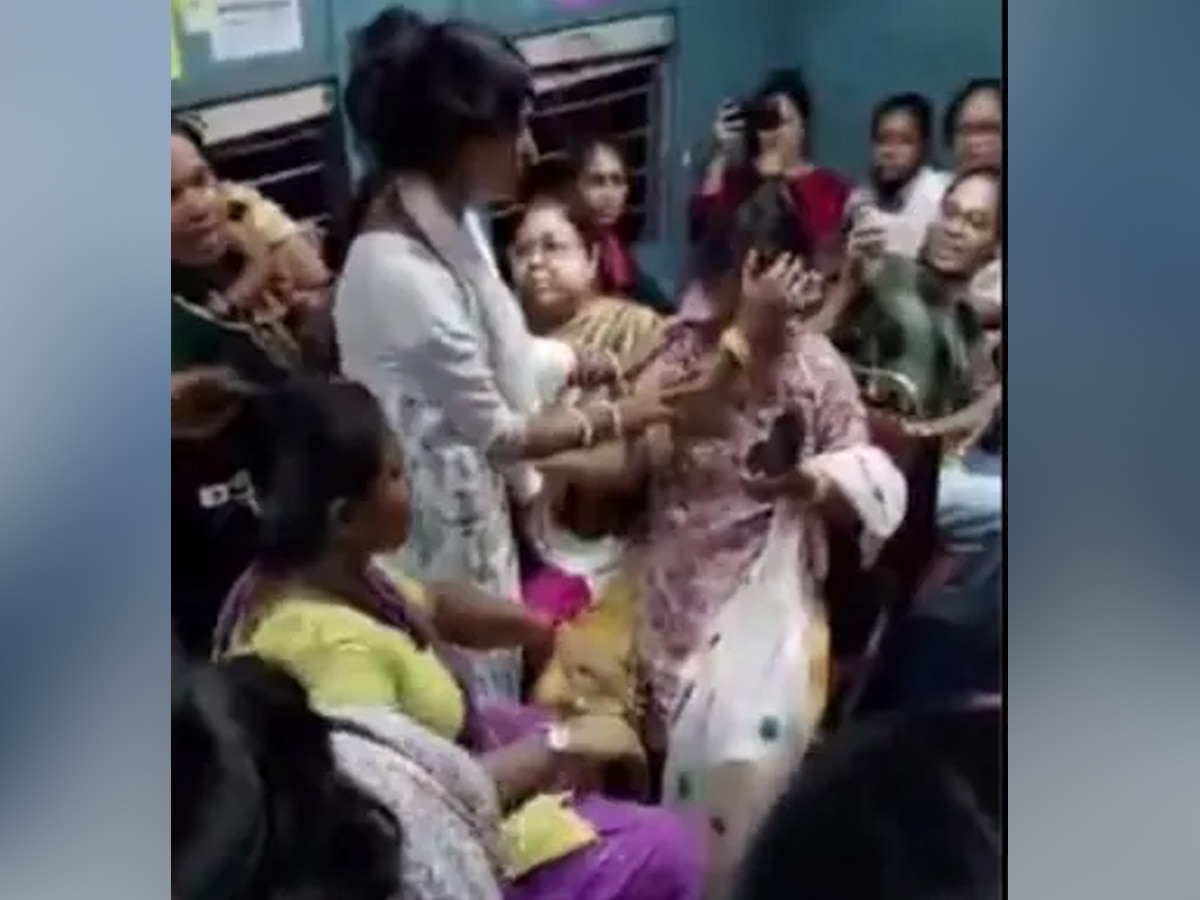 VIDEO: कोलकाता लोकल में दिखा WWE जैसा नजारा, महिलाओं ने एक दूसरे को चप्पलों से पीटा