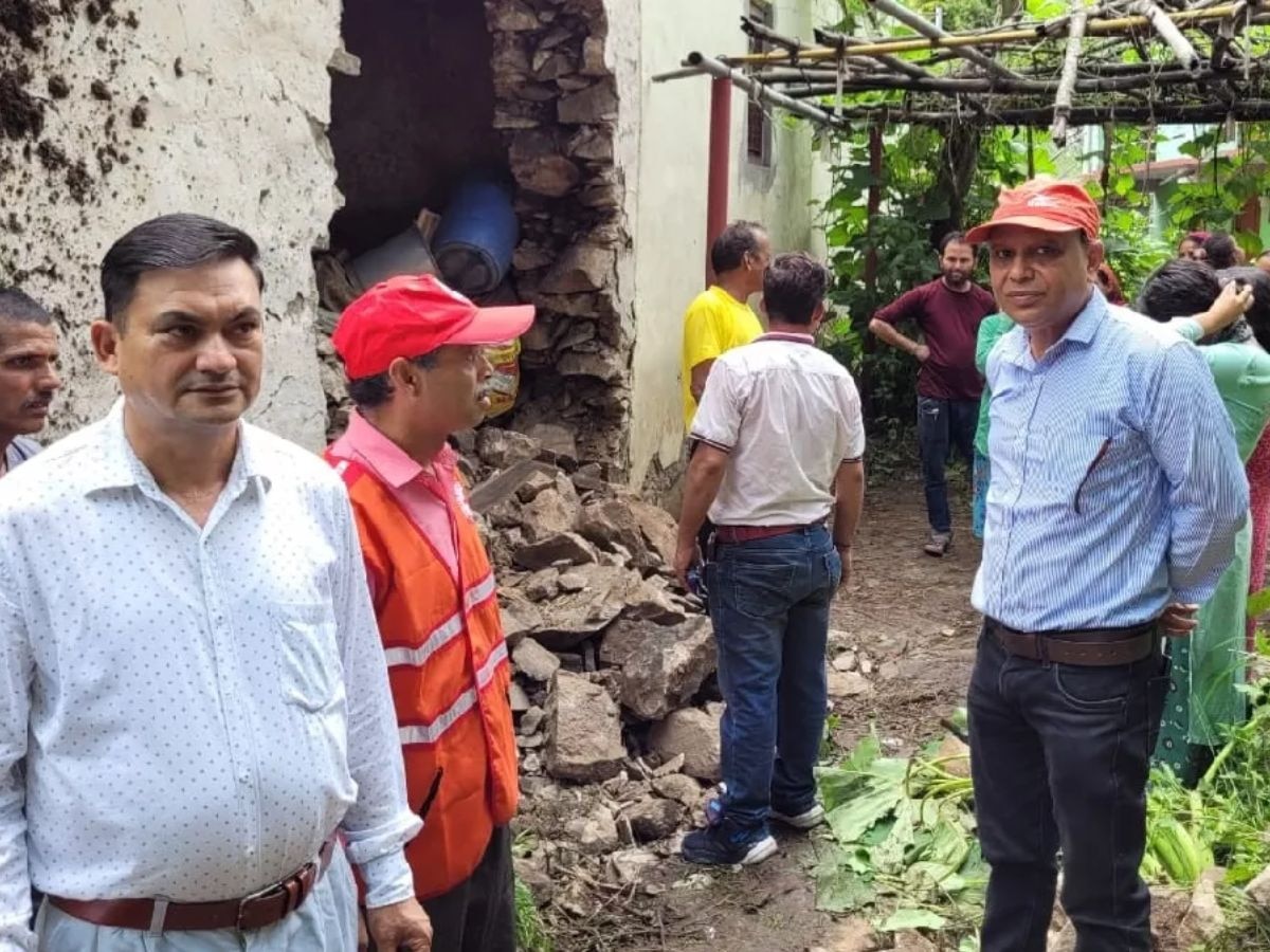 Rudraprayag News: रुद्रप्रयाग में पहाड़ी से गिर रहे विशाल बोल्डर, भवन क्षतिग्रस्त होने के बाद लोग कर रहे पलायन