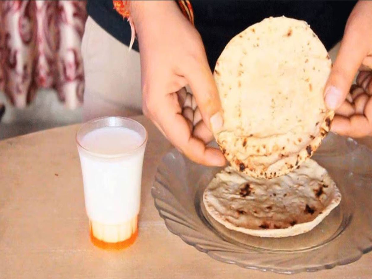 health news Stale chapati Control Diabetes sugar me basi roti doodh khane ke fayde | 'बासी रोटी' के साथ हर रोज खाएं यह चीज, हमेशा कंट्रोल में रहेगी आपकी डायबिटीज | Hindi News,
