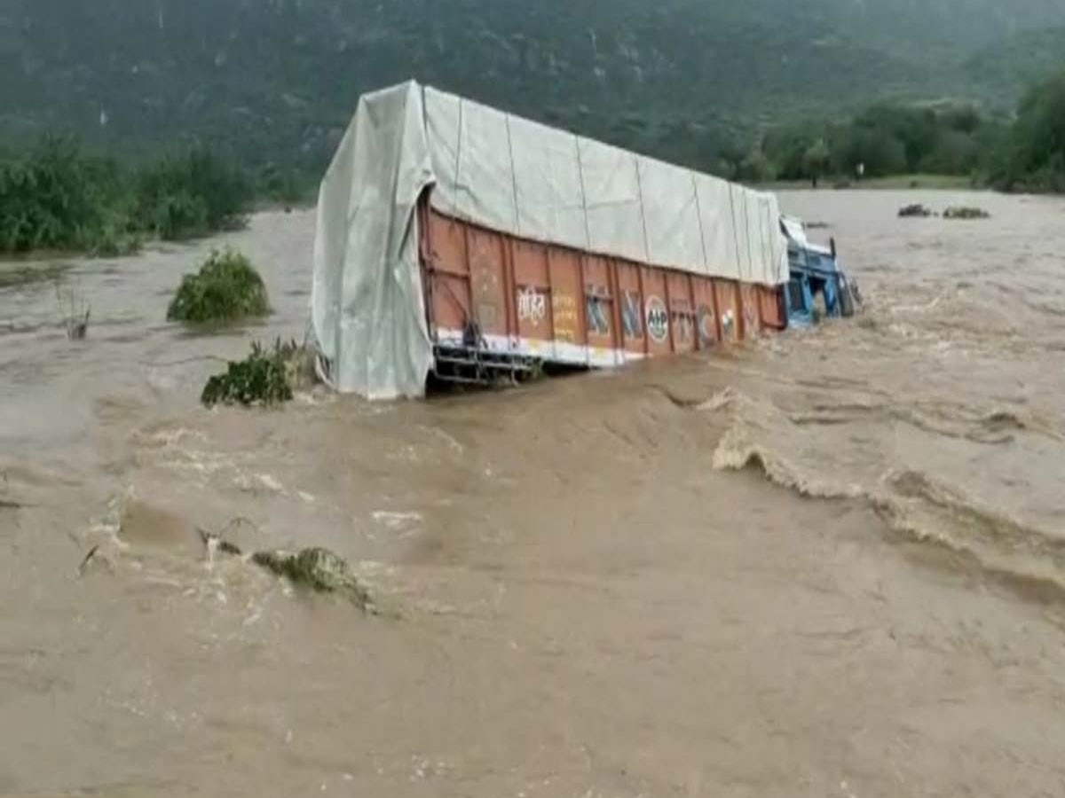 Rajasthan Weather News: राजस्थान में हो रही भारी बारिश, बना बाढ़ का खतरा 