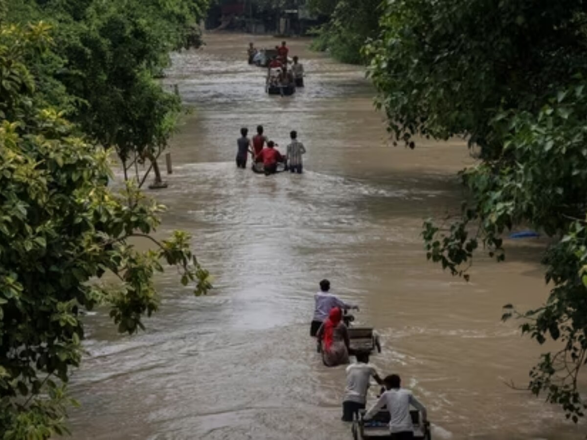 दिल्ली में बाढ़ का कहरः 700 ट्रेनें रद्द, मेट्रो की रफ्तार धीमी, भारी वाहनों के प्रवेश पर रोक