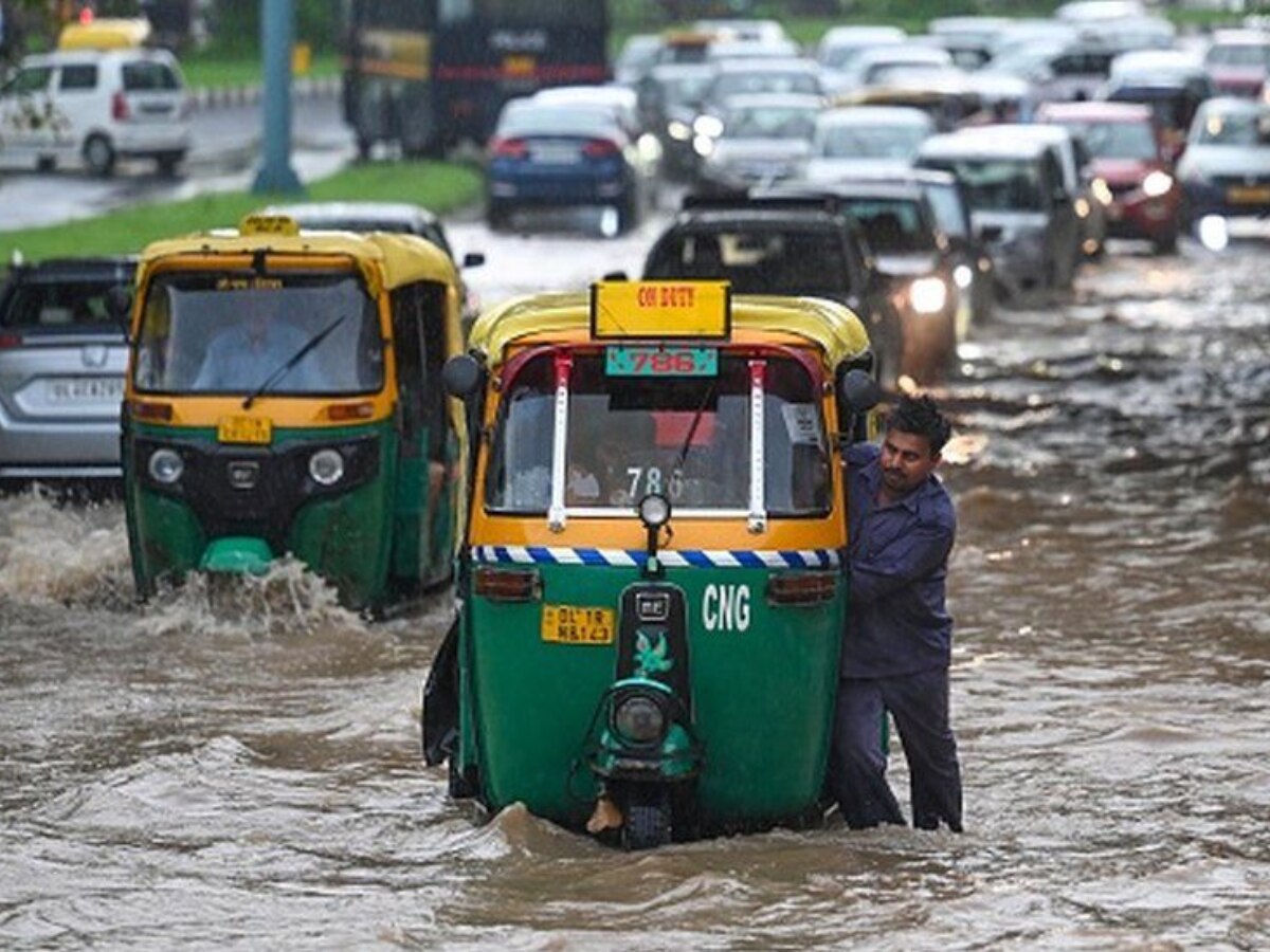 Delhi Floods: बाढ़ जैसे हालात के बीच दिल्ली में हो सकती है पानी की किल्लत, 3 वॉटर ट्रीटमेंट प्लांट बंद 