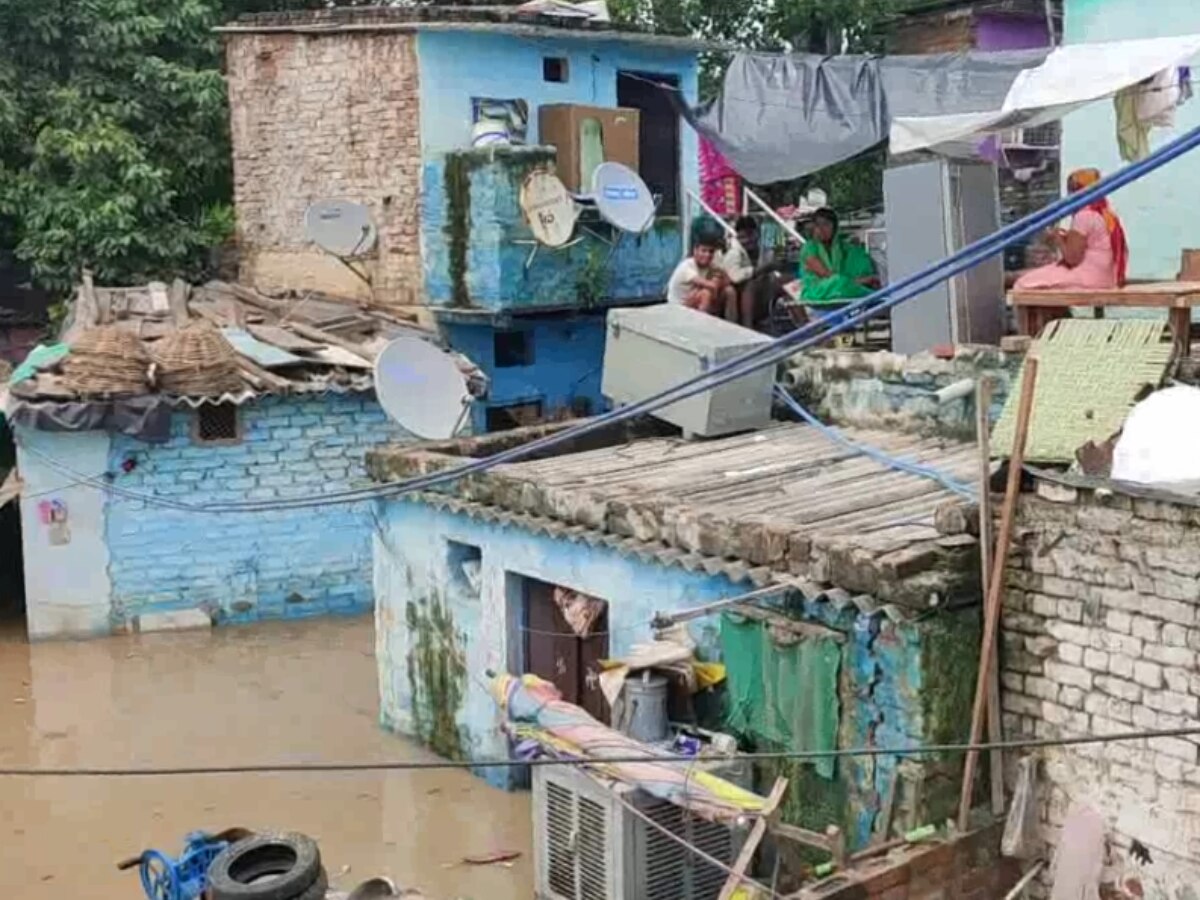 Delhi Flood: वजीराबाद में घरों की टीन शेड पर लोगों ने ली शरण, जाएं तो जाएं कहां