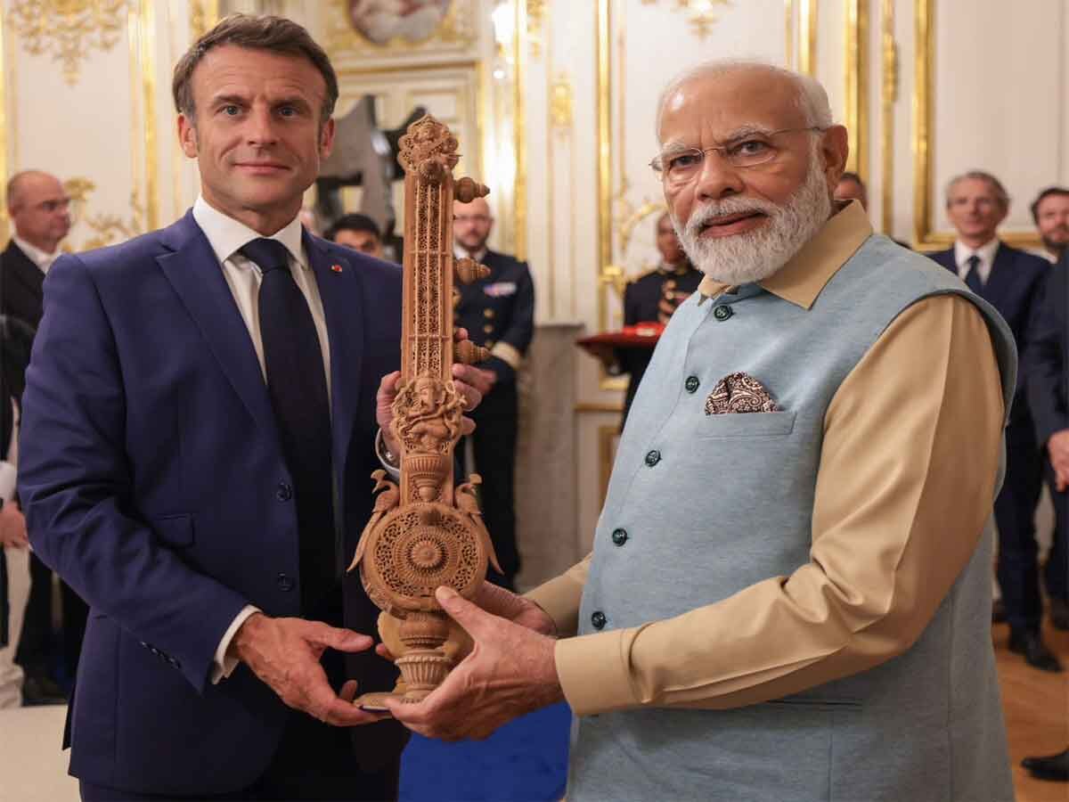 PM मोदी ने मैक्रों को दिया चंदन की लकड़ी से बना सितार, गिफ्ट देख खिला फ्रांस के राष्ट्रपति का चेहरा 