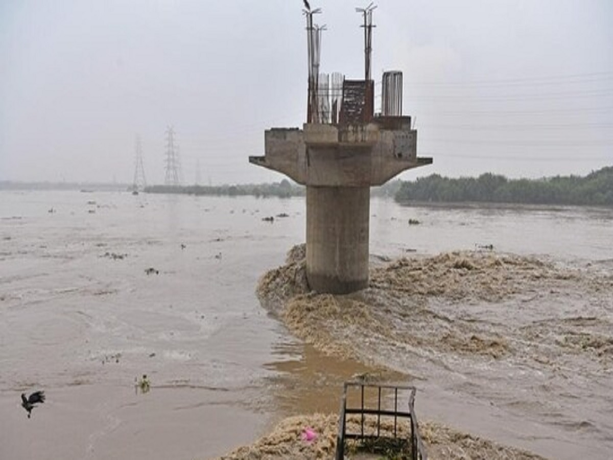 Delhi Flood: यमुना के जलस्तर में गिरावट, लेकिन अभी भी दिल्ली में बाढ़ का खतरा टला नहीं