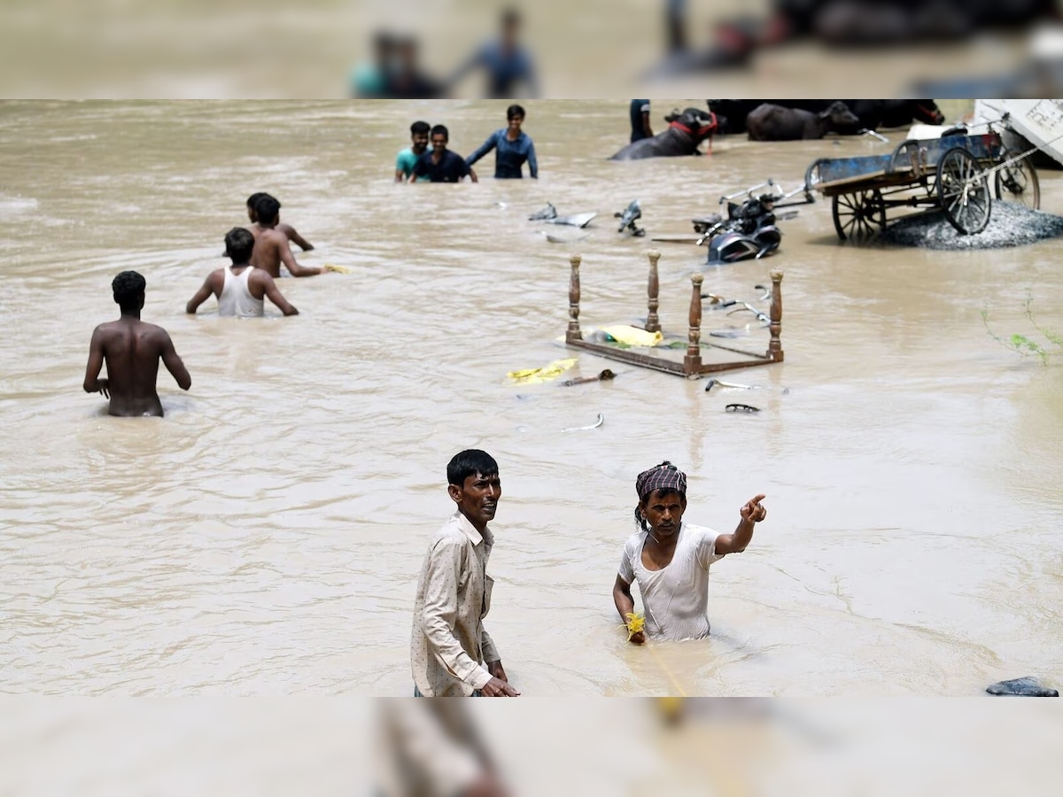 Delhi Badh: बाढ़ से बिगड़ते हालातों के बीच दिल्ली में बढ़ा महामारी का खतरा, कई इलाकों में लगा गंदगी का अंबार