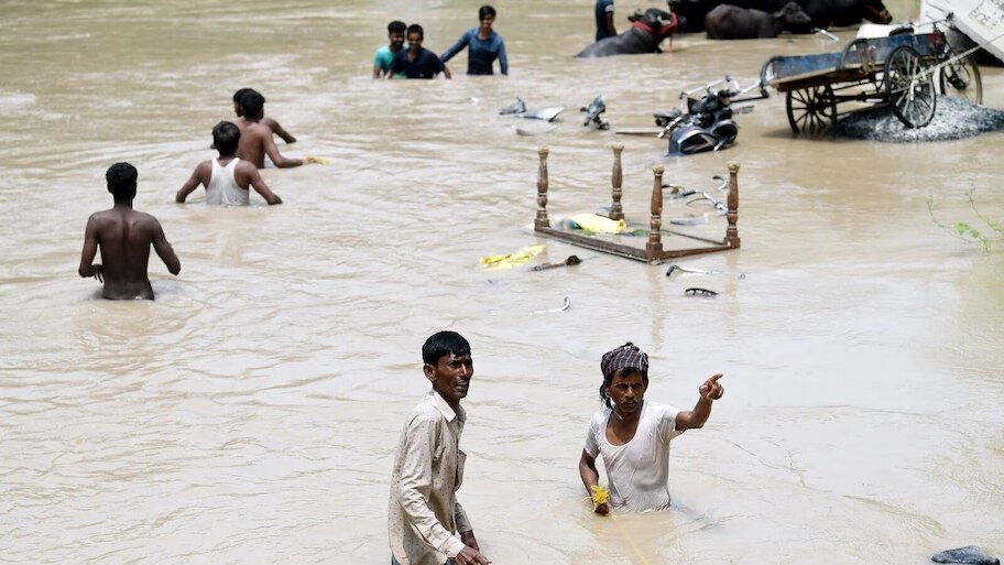 delhi Badh floods Live updates rajghat ito Yamuna water level Epidemic ...