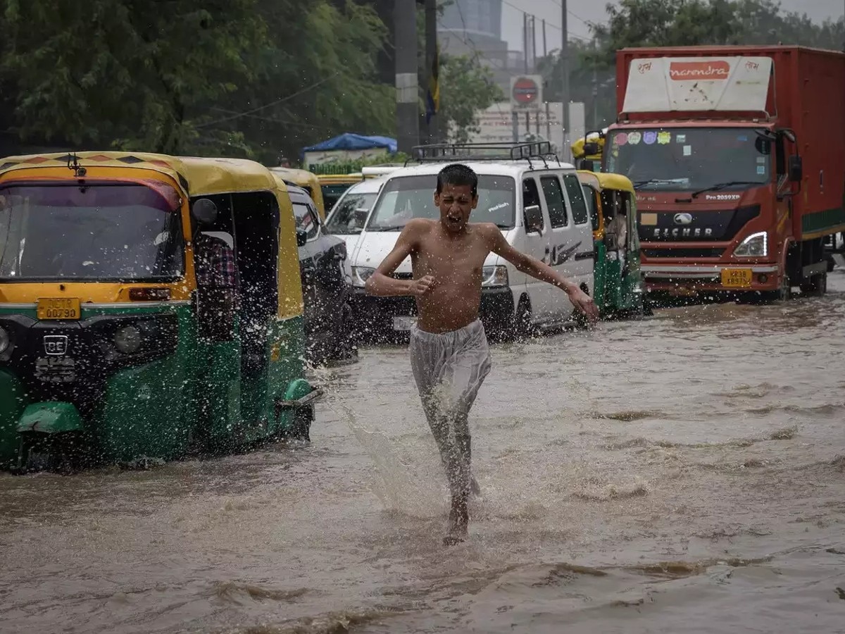 दिल्ली की सड़कों पर भरे पानी में एन्जॉय करते दिखे लोग, 3 की पहले ही हो चुकी मौत