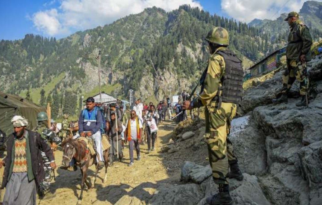 2 लाख से ज्यादा भक्तों ने किए बाबा बर्फानी के दर्शन, जानें अमरनाथ यात्रा से जुड़ा हर अपडेट