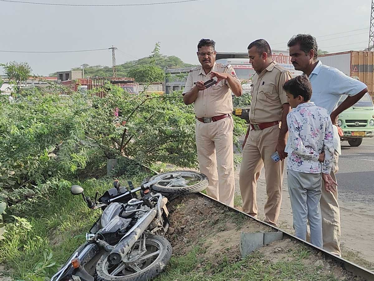 बाड़मेर में तेज रफ्तार कैंपर ने बाइक सवार को मारी टक्कर, घायल 