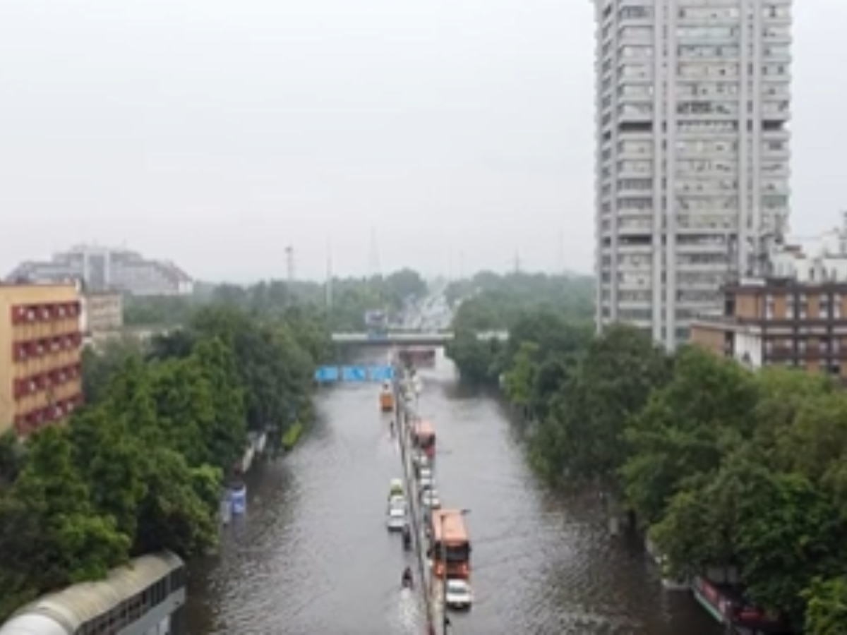 Weather Update: दिल्ली में बाढ़ के हालात के बीच बारिश बढ़ाएगी मुश्किले, जानें कहां और कितने दिन होगी बरसात 