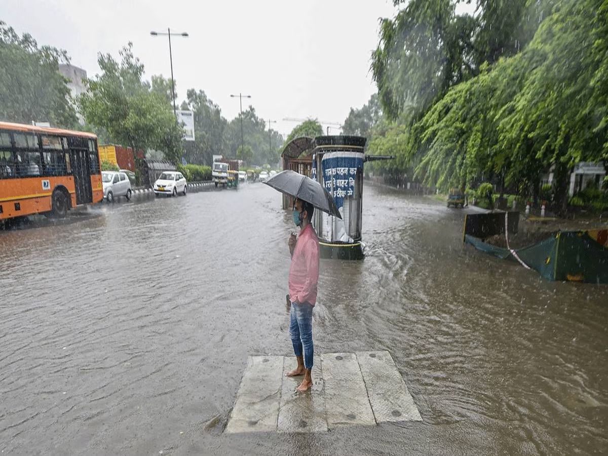 दिल्ली में और बारिश के आसार, बाढ़ जैसे हालात से अभी नहीं मिलेगी राहत, जानें हर अपडेट