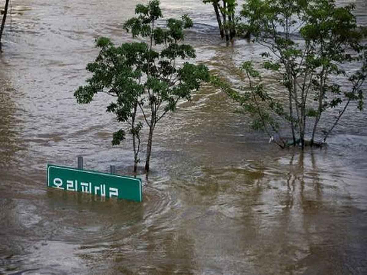 इस देश में भारी बारिश और बाढ़ ने मचाई तबाही, 33 की मौत, हजारों बेघर 