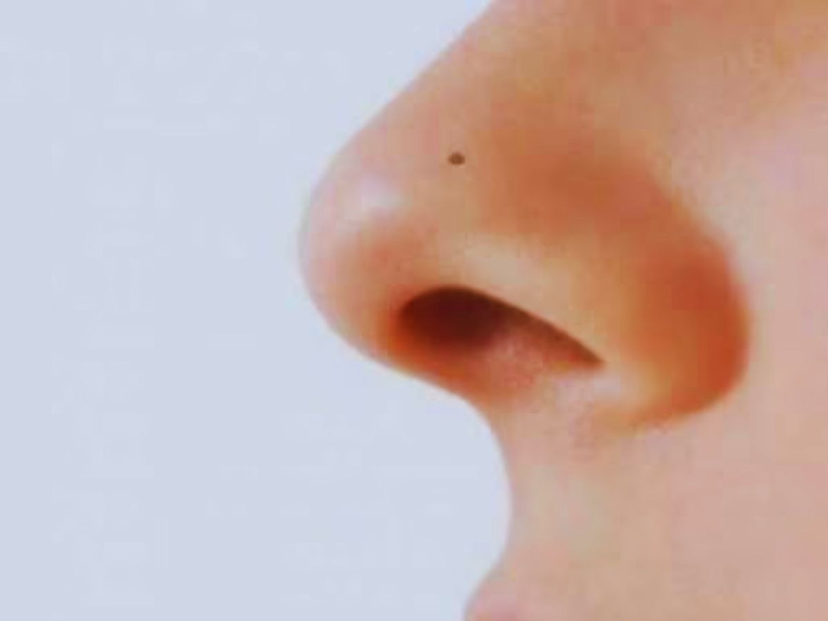 Mole Around Nose meaning in hindi naak ke aaspas til hona ka matlab