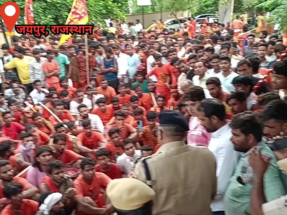 जयपुर: पुलिस ने जप्त किया कावड़ियों का डीजे, सैकड़ों लोगों ने थाने पर किया धरना प्रदर्शन