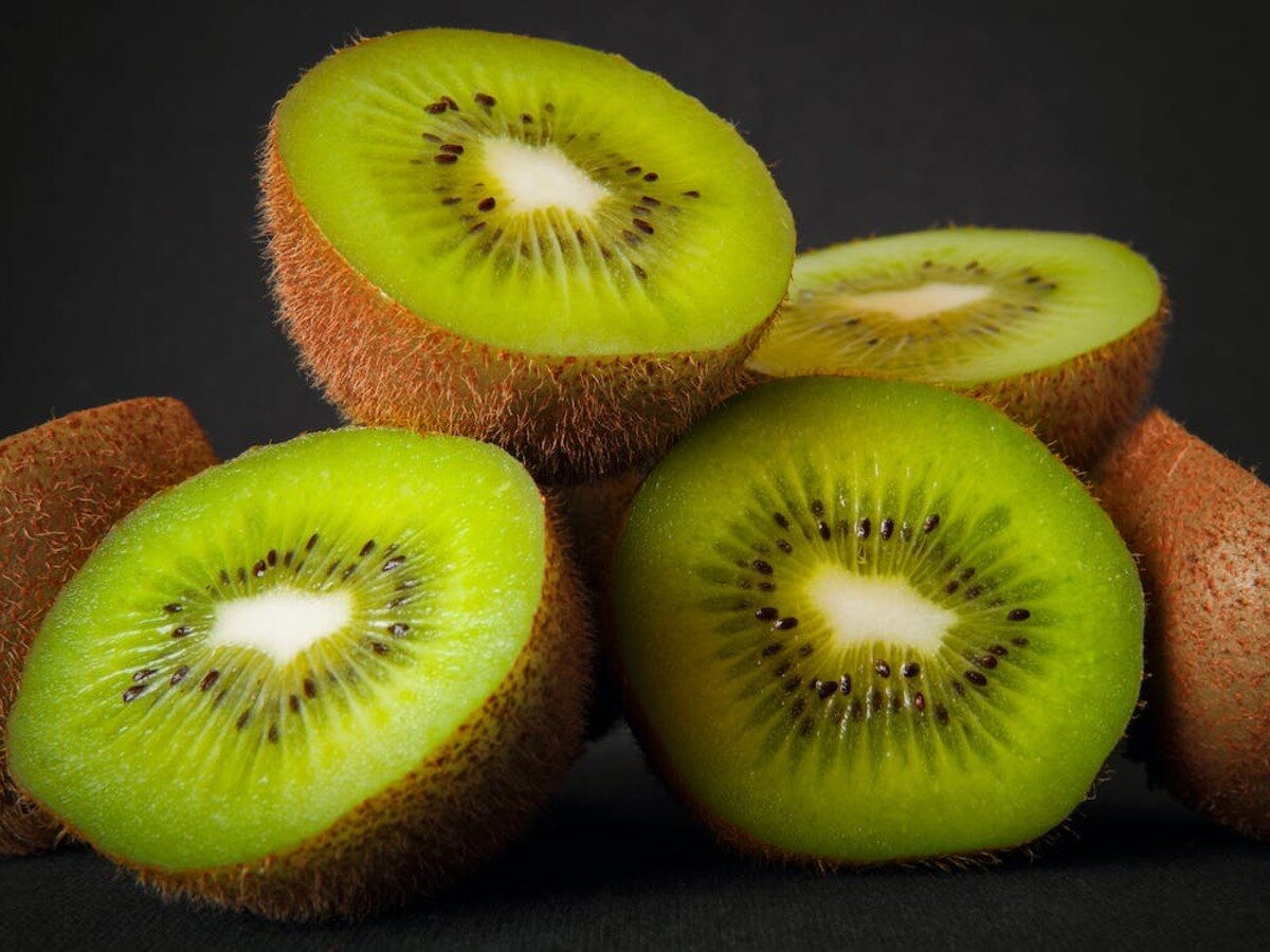 Benefits of kiwi fruit: प्लेटलेट्स की कमी को दूर करता कीवी फल, जानें इसके और फायदे