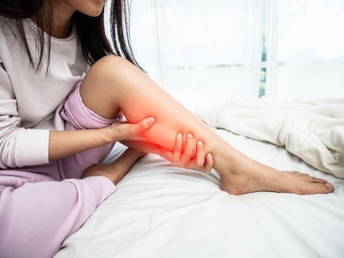 Leg Pain In Night: अगर रात को सोते समय पैरों में होता है दर्द! तो हो सकते हैं इन 5 बीमारियों के लक्षण