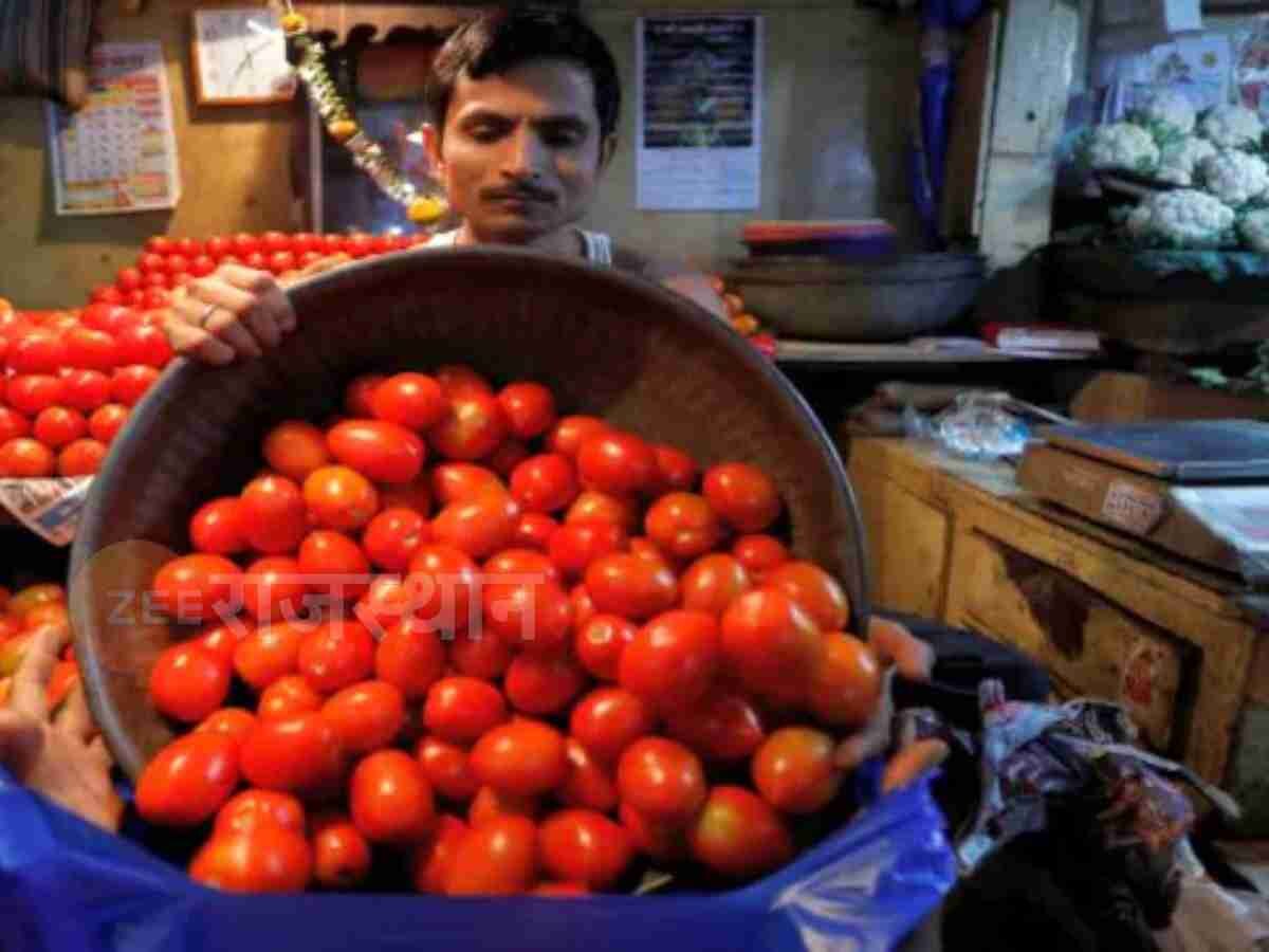 जयपुर में आधे दाम में मिलने लगे टमाटर तो लोगों की लगी भीड़, सिर्फ 15 जगहों पर है उपलब्ध