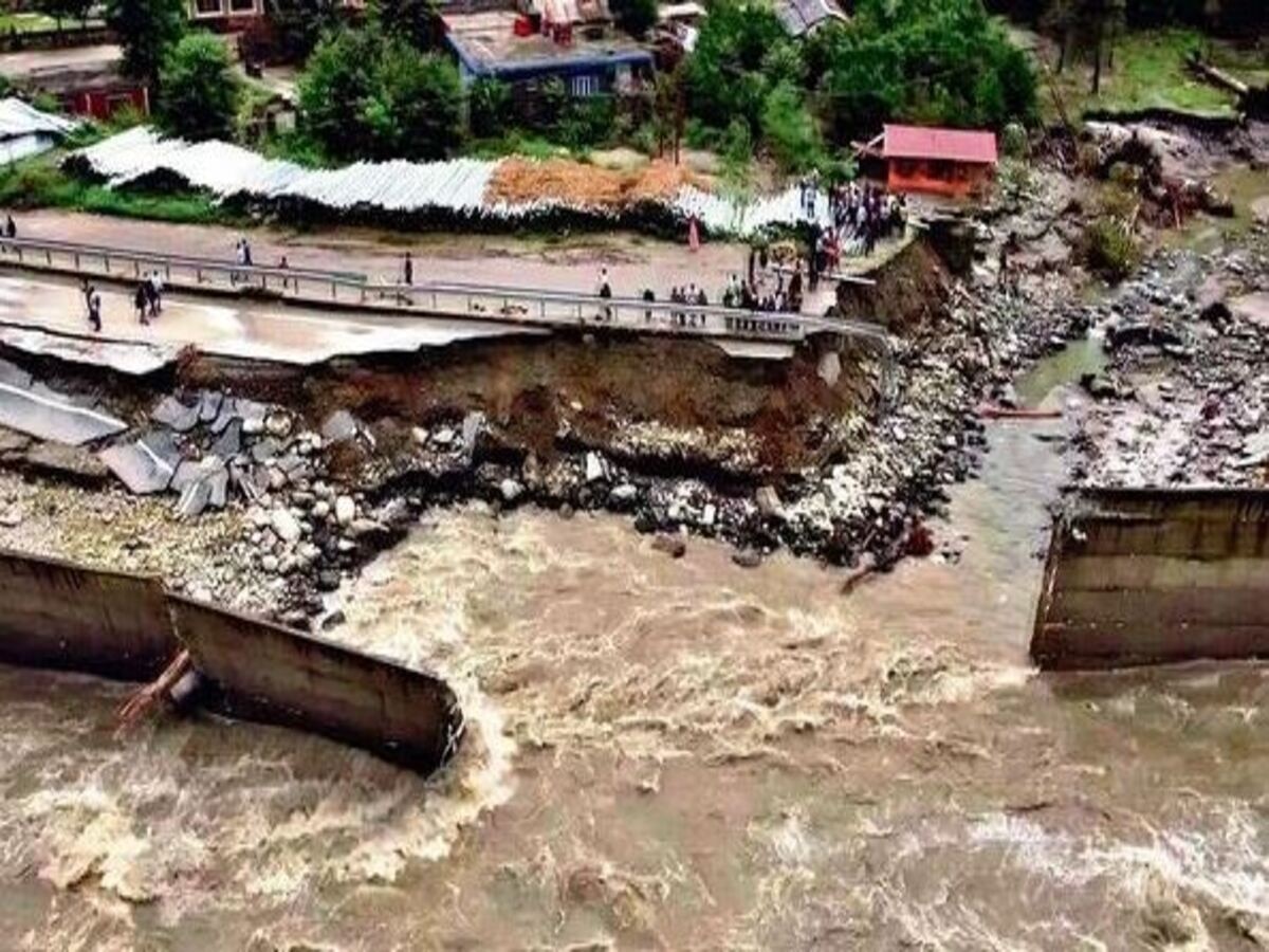 Himachal Pradesh Road Accident: ବର୍ଷା କାରଣରୁ ଧସିଲା ରାସ୍ତା; ନଦୀରେ କାର ଖସିପଡିବାରୁ ୩ ମୃତ