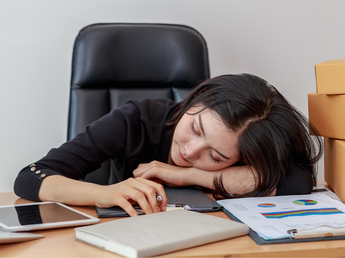 Lack Of Sleep: एनर्जी की कमी या ज्यादा कॉफी का सेवन, ये 6 संकेत बताते हैं कि आप नहीं ले रहे पर्याप्त नींद