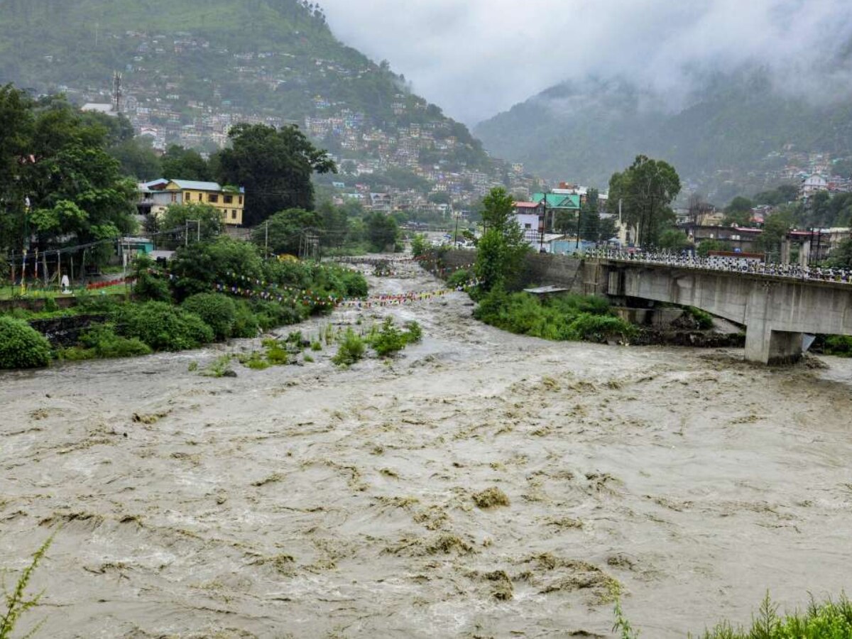 Mandi News: हिमाचल के मंडी में बारिश से अब तक 421 करोड़ का नुकसान, दो की मौत!