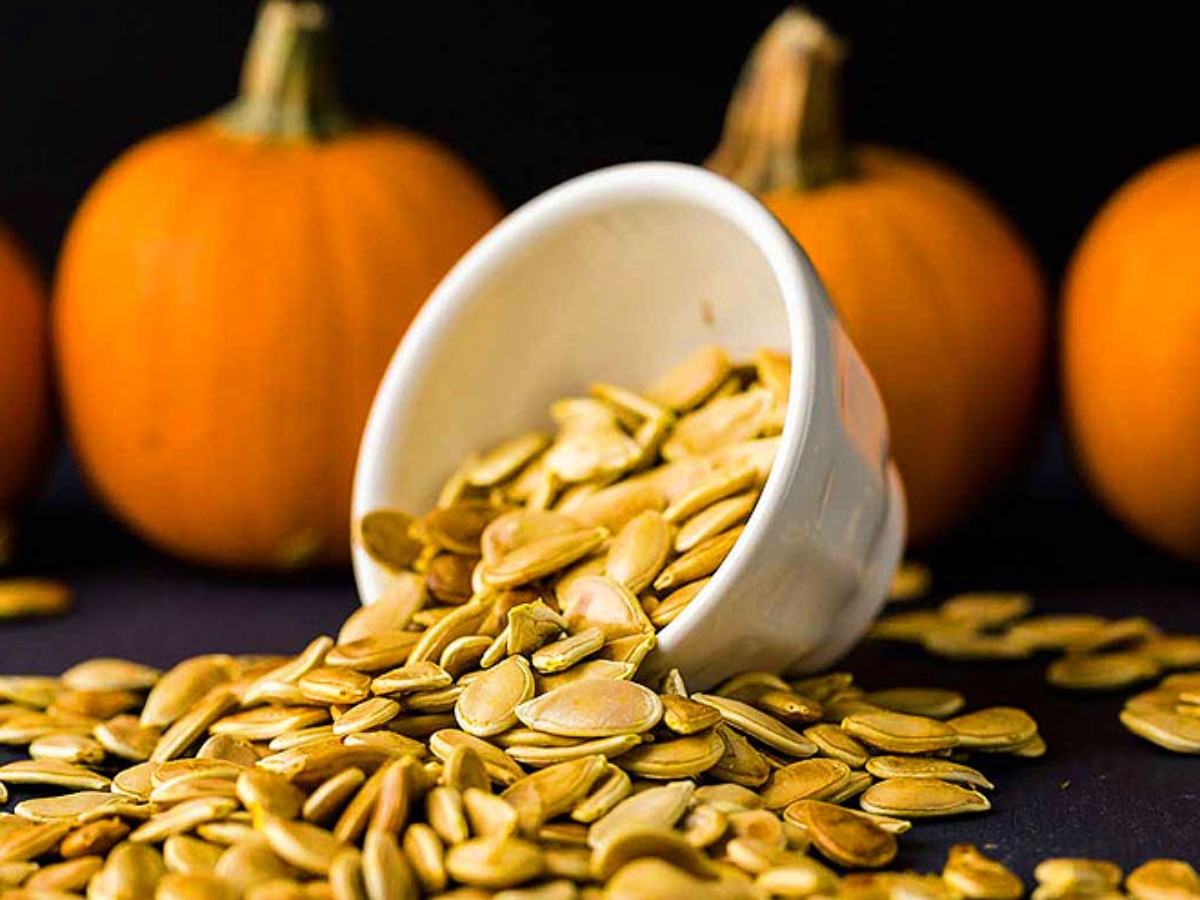 Pumpkin Seeds Benefits: बढ़ाना चाहते हैं अपनी इम्युनिटी ? तो आज ही से करें कद्दू के बीज का सेवन 