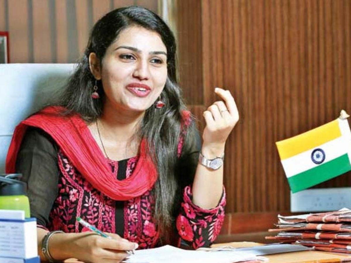 renu raj cracked upsc in first attempt despite doing full time job ...