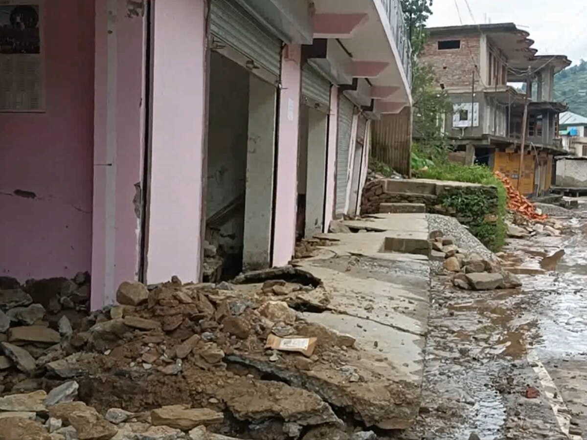 Himachal Flood News: हिमाचल के पहाड़ी क्षेत्र में लैंडस्लाइड से घर छोड़ने को मजबूर लोग, सरकार से मांगी मदद