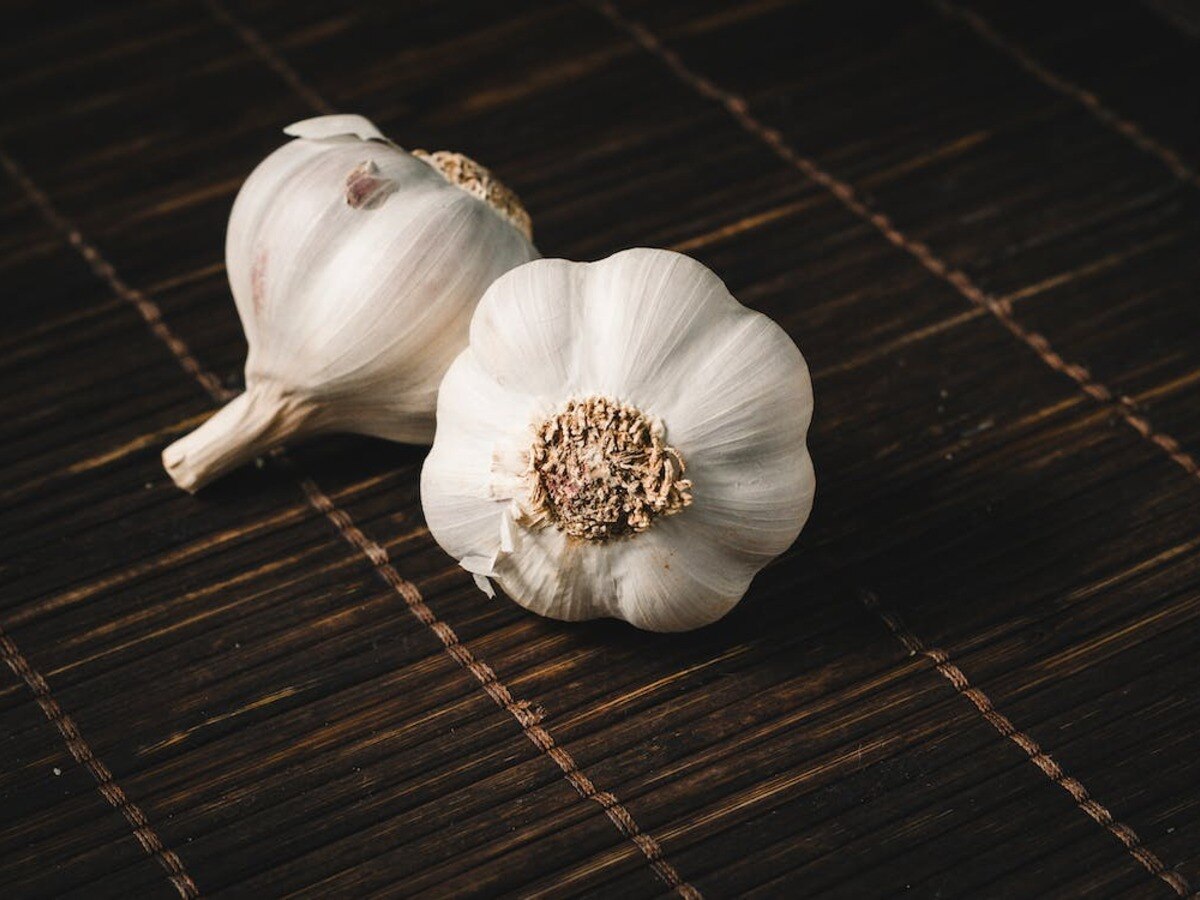 Garlic side effects:अधिक मात्रा में लहसुन का सेवन करना आपके स्वास्थ्य के लिए हो सकता है हानिकारक, जानें लहसुन के साइड इफैक्ट्स