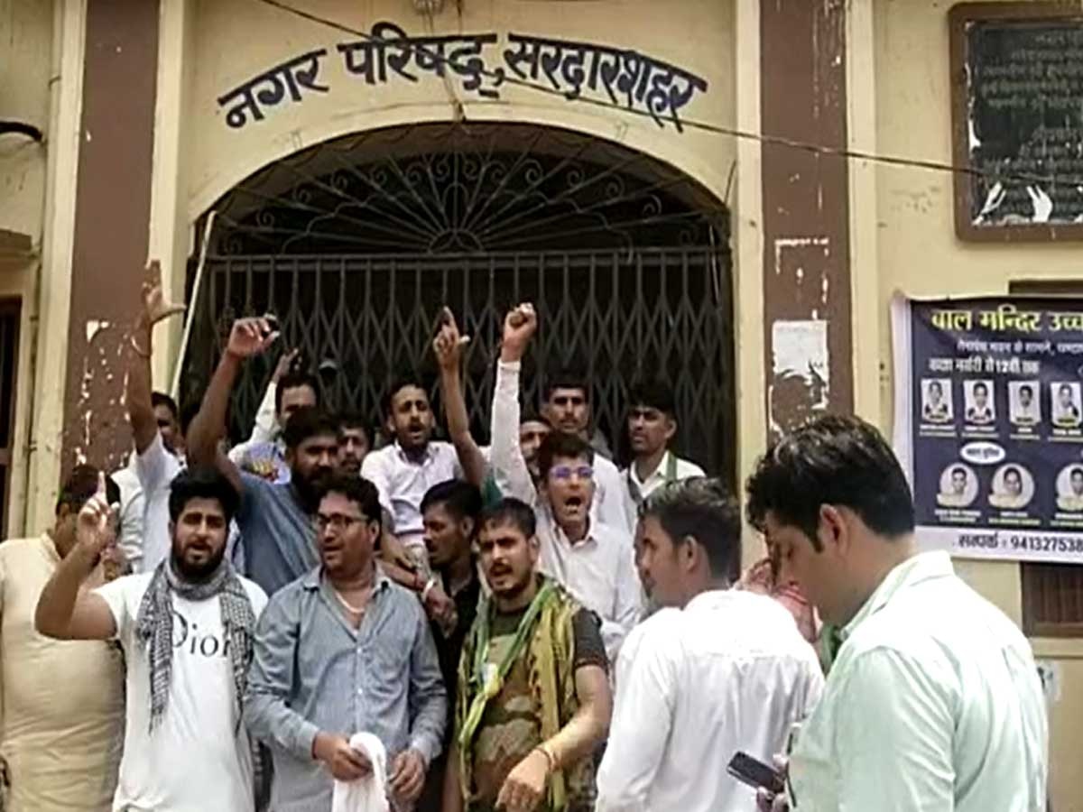 Churu RLP Protest: पार्टी के कार्यकर्ताओं ने नगरपरिषद के आगे किया प्रदर्शन, कहा- 15 दिनों में मांगे नहीं मानी तो होगा जन आंदोलन 