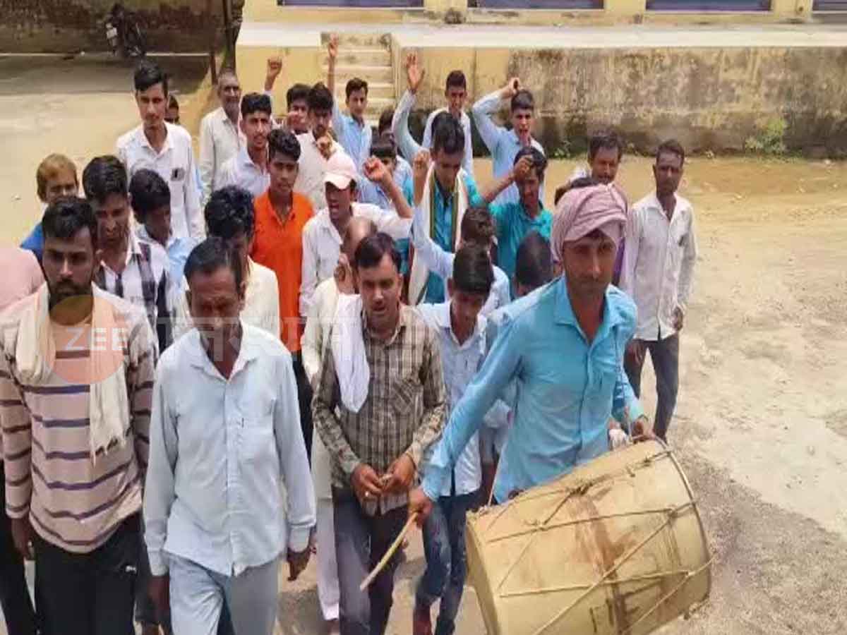 Churu news Villagers took drum at SDM office for filled vacant teacher post in Sardarshahar