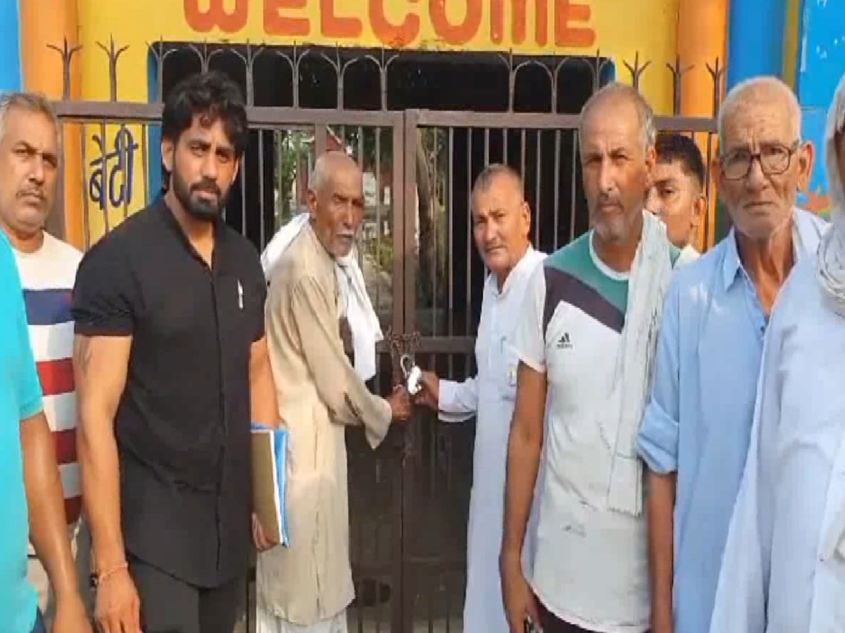 Rohtak News: ग्रामीणों ने राजकीय विद्यालय जड़ा ताला, स्कूल को 5 साल पहले ही विभाग ने घोषित किया था कंडम Rohtak News: ग्रामीणों ने राजकीय विद्यालय जड़ा ताला, स्कूल को 5 साल पहले ही विभाग ने घोषित किया था कंडम