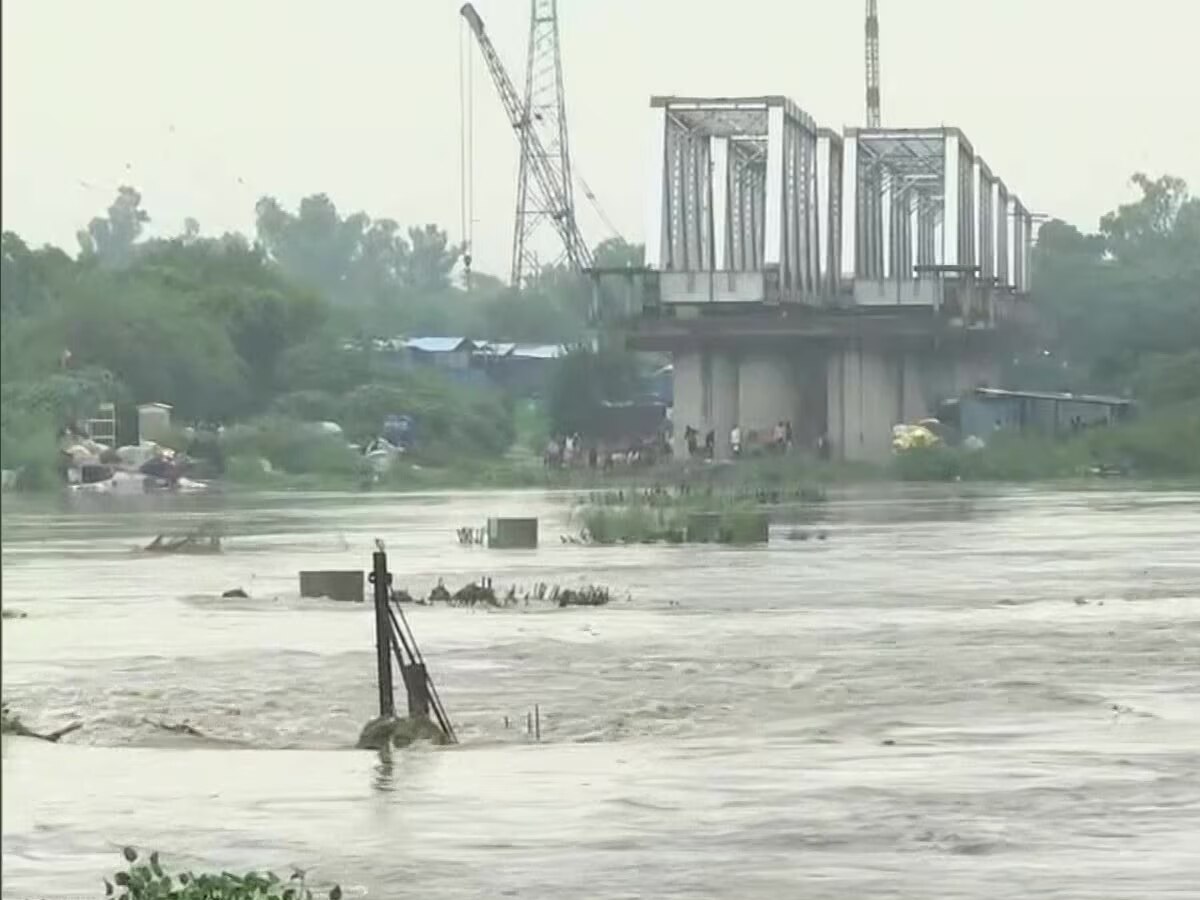 Delhi News: दिल्ली में फिर से बाढ़ का ख़तरा; यमुना नदी ख़तरे के निशान से ऊपर, सरकार ने जारी किया अलर्ट