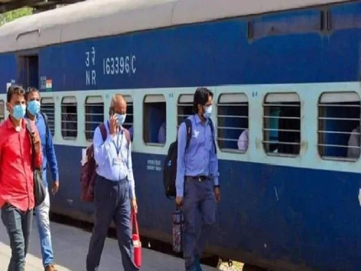Indian Railways: अब गरीबों को रेलवे ने सुना दी खुशखबरी, सफर में लगेगा सिर्फ इतना किराया, करोड़ों लोगों की हुई बल्ले-बल्ले!