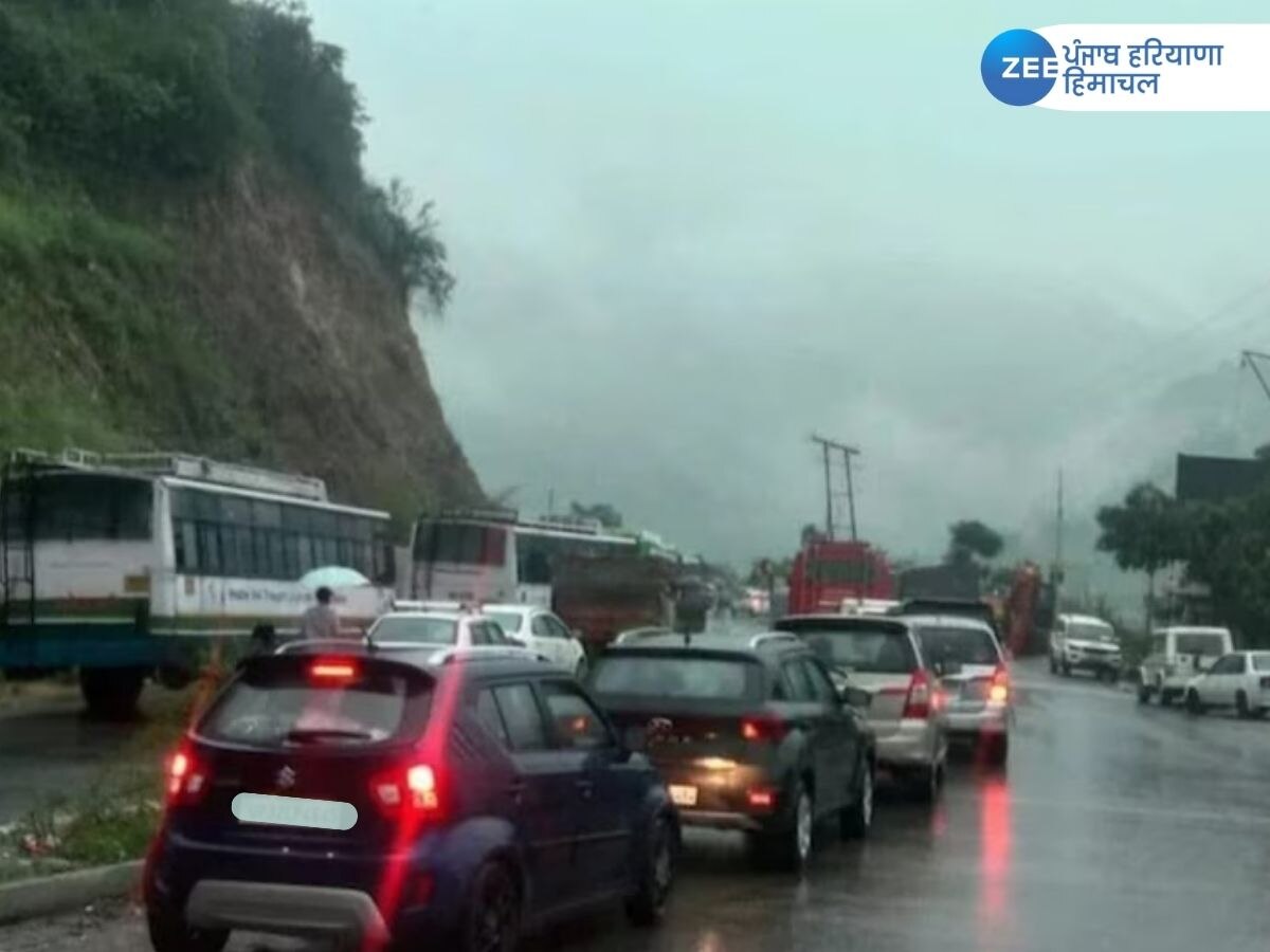 Himachal Pradesh Landslide News: हिमाचल प्रदेश में भारी बारिश का दौर जारी, मंडी और सिरमौर जिले में हुआ भूस्खलन 