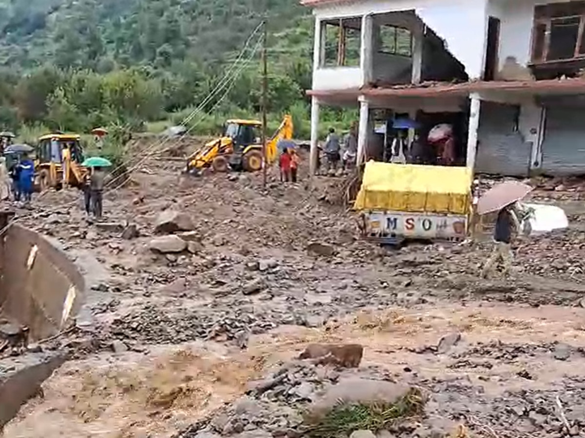 Shimla Cloudbrust: शिमला में फटा बादल! बह गईं कई गाड़ियां, 3 लोग लापता