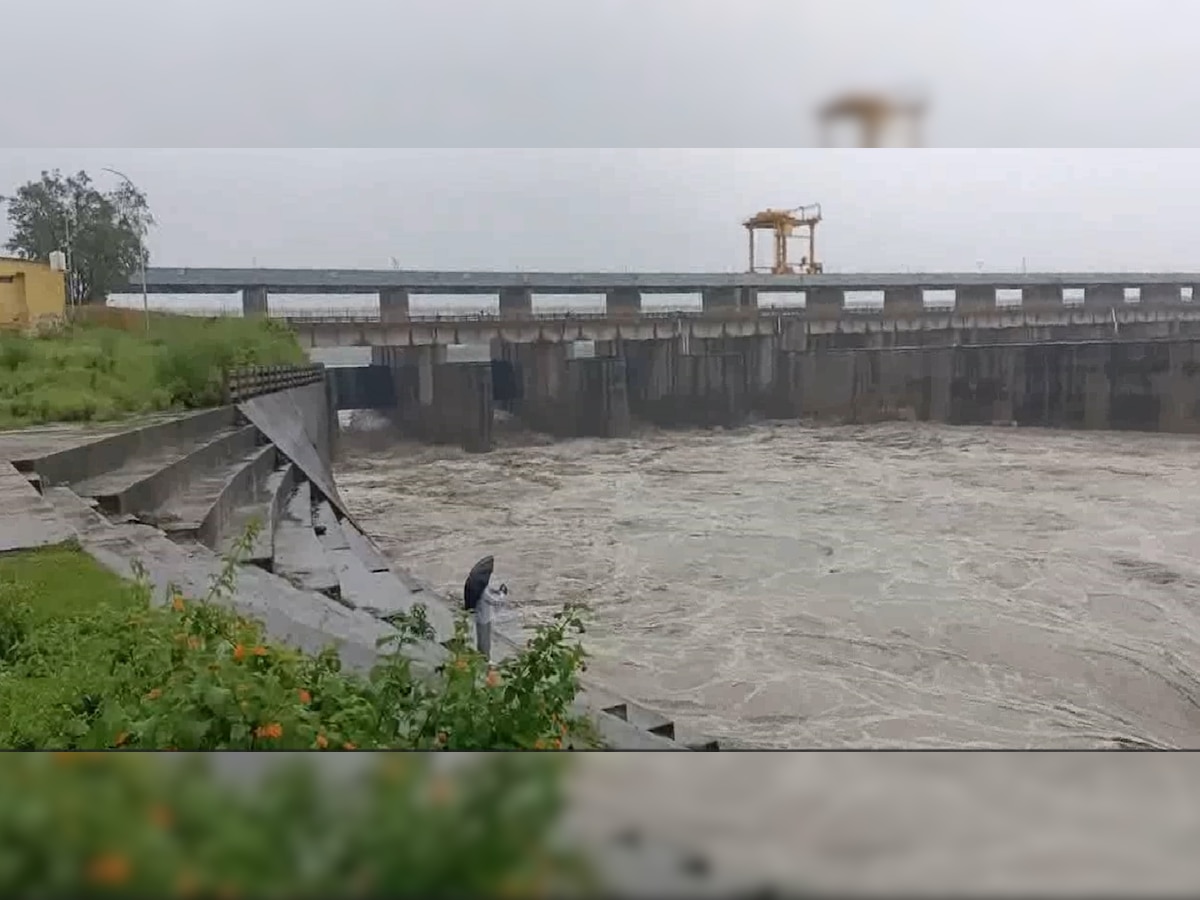 Delhi Flood: दिल्ली में फिर मंडराया बाढ़ का खतरा, हथिनीकुंड बैराज से यमुना में छोड़ा गया 7 लाख क्यूसेक पानी