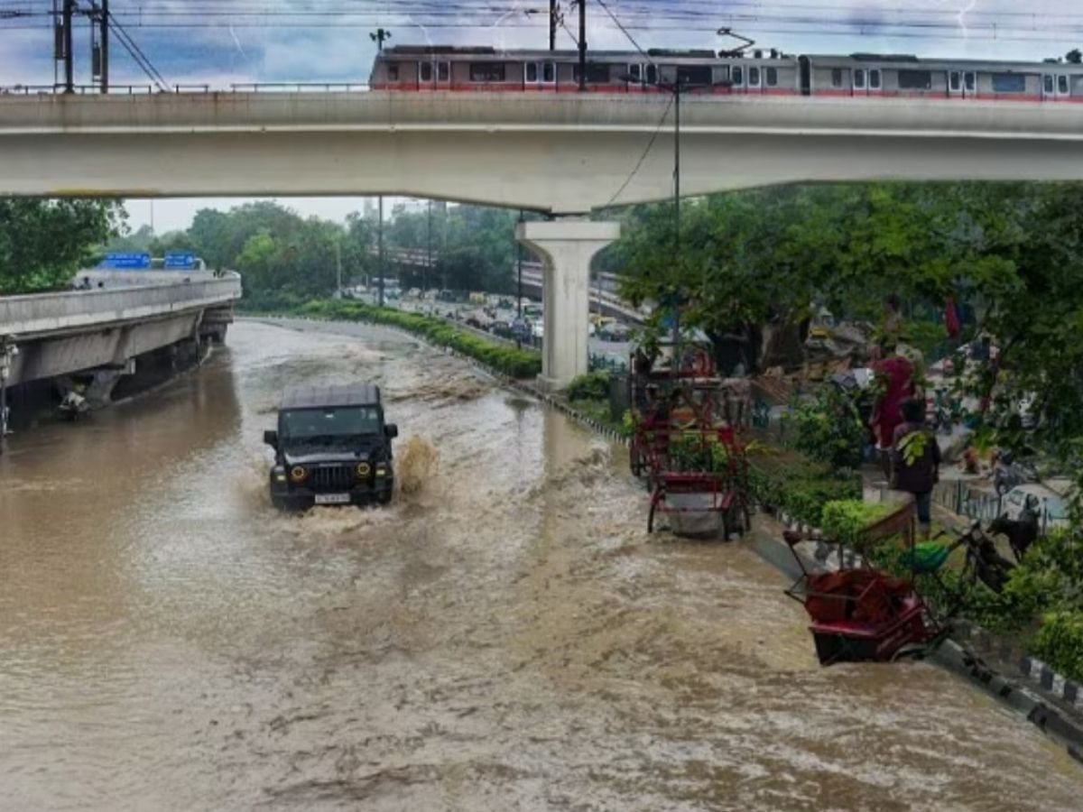 अब हथिनीकुंड बैराज से छोड़ा 2 लाख क्यूसेक पानी, फिर बाढ़ के खतरे में दिल्ली!