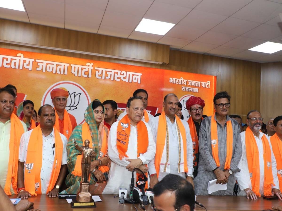 Rajasthan news: राजस्थान में रिटायर्ड ब्यूरोक्रेट्स और कांग्रेस समेत मकपा के 17 दिग्गजों ने थामा BJP का दामन 
